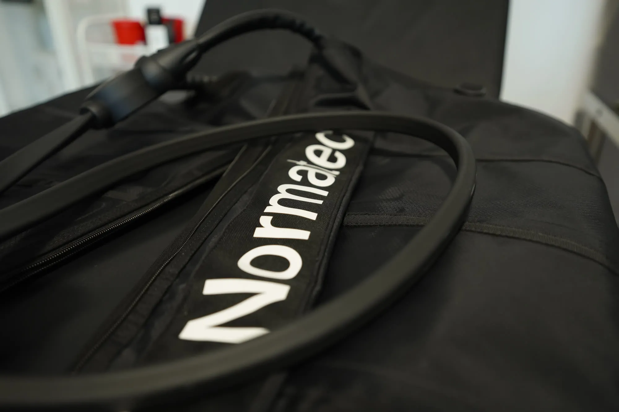 Cizmele de presoterapie Normatec, pregătite pe masa din camera de recuperare