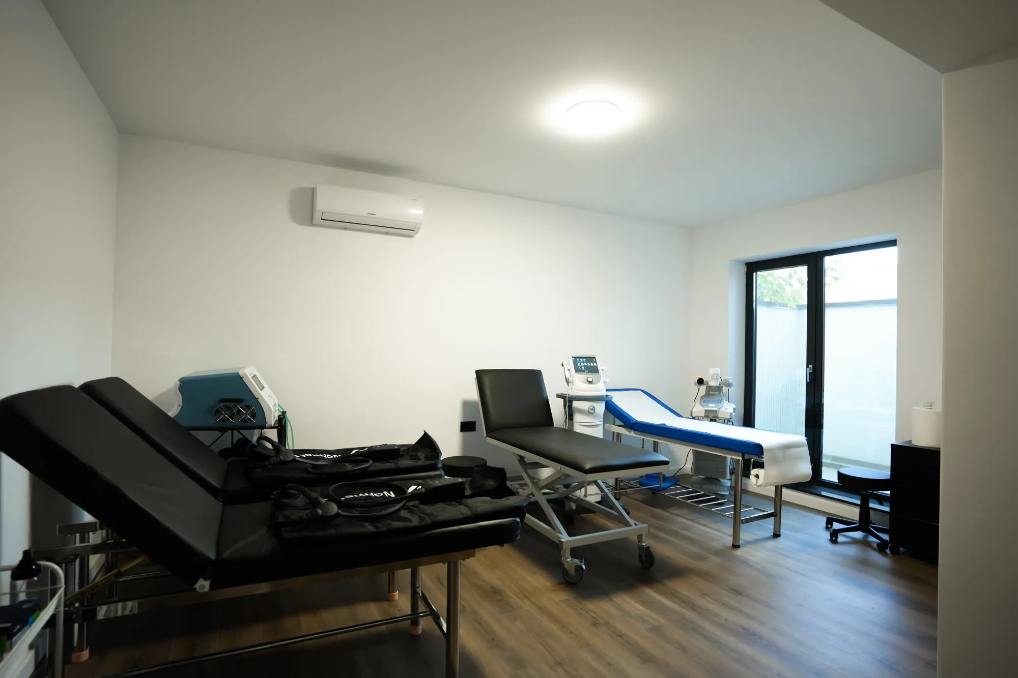 Camera de evaluare și tratament, cu mesele pe care se face testarea clinică