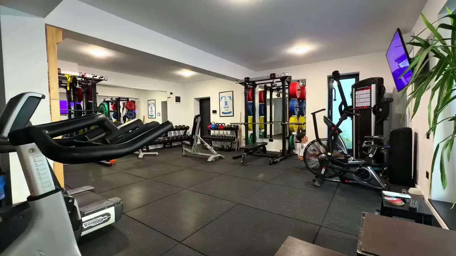 Tur prin FitSpace: sala de forță și camerele de tratament
